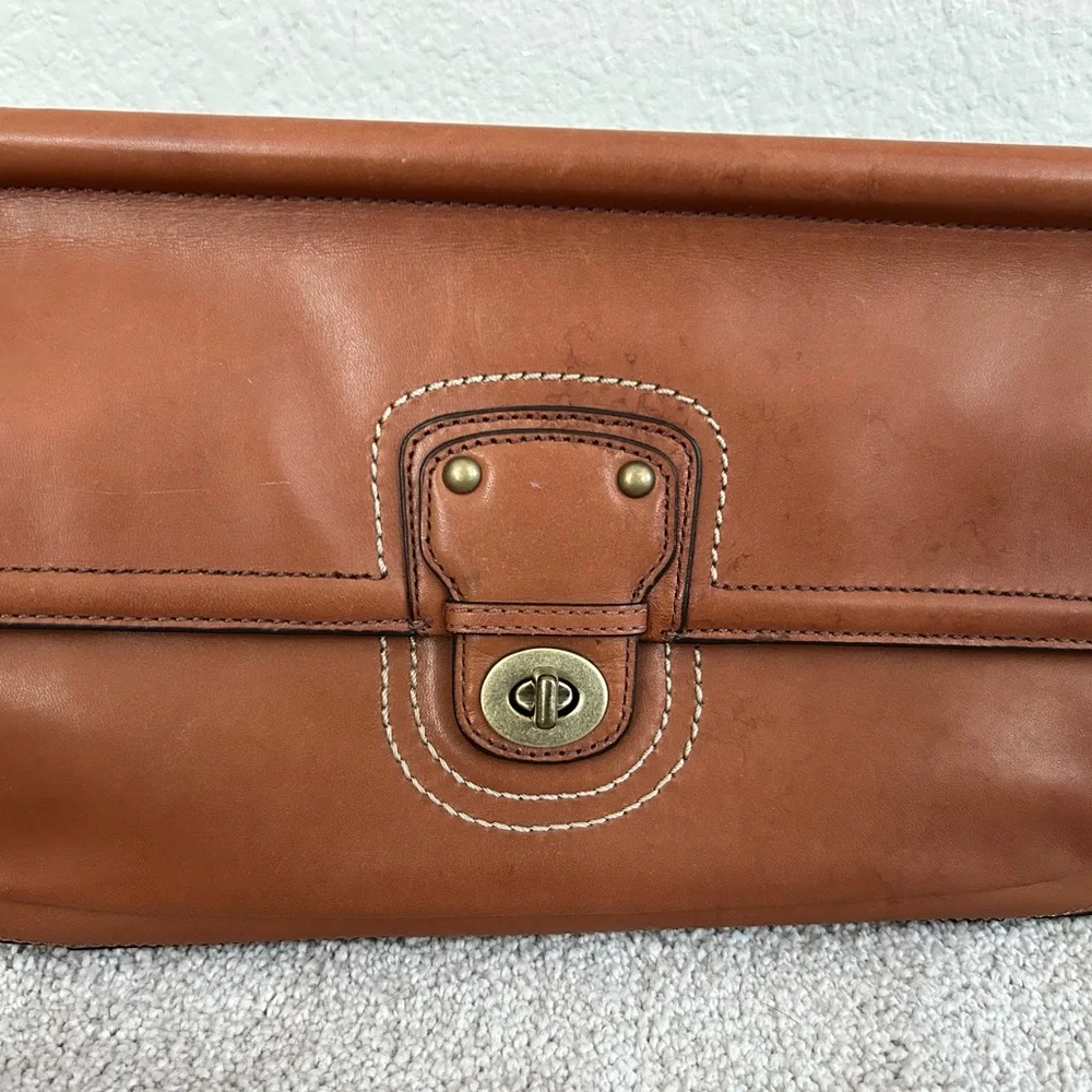 Elegant Brown Leather Shoulder Bag - Picture 3 of 11